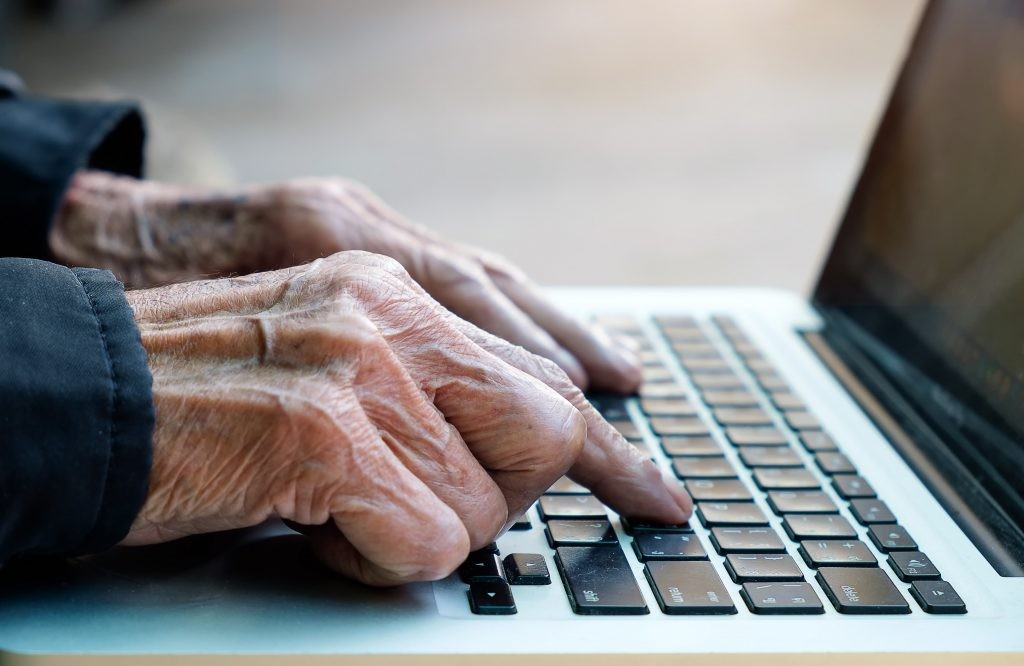 Entre as ações a serem desenvolvidas pelo Programa, estão cursos e atividades para inclusão digital, educação financeira, direitos humanos, saúde preventiva e mobilidade física na terceira idade
